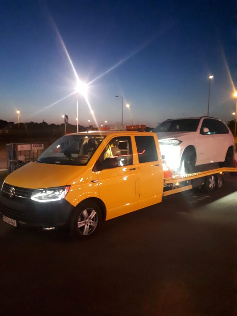 Laweta Poznań transportuje uszkodzony samochód do warsztatu, zapewniając szybką i profesjonalną pomoc drogową przy awarii.